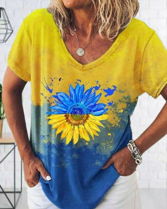 Women's Ukrainian Contrast Floral Print V-neck T-shirt Women's Ukrainian Contrast Floral Print V-neck T-shirt