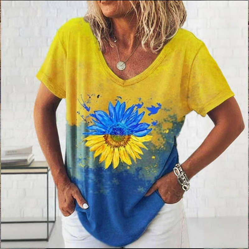 Women's Ukrainian Contrast Floral Print V-neck T-shirt Women's Ukrainian Contrast Floral Print V-neck T-shirt